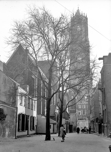 129768 Gezicht op het Buurkerkhof te Utrecht, met links de Buurkerk en op de achtergrond de Domtoren (Domplein).